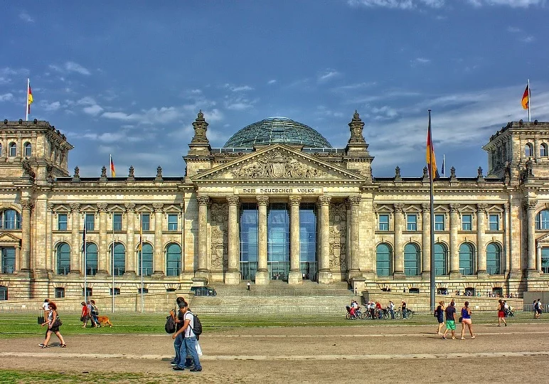 Reichstag Wiesenansicht